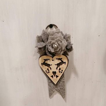 Cuore Piccolo in Feltro Grigio e Legno con Renne